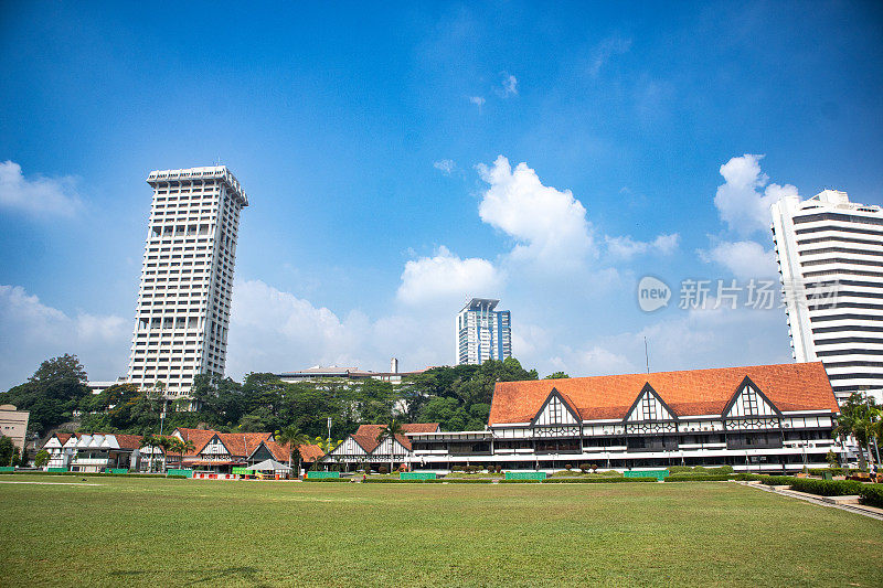 皇家雪兰莪俱乐部(kelab Diraja Selangor)周围的自然绿地，对面是政府大楼Sultan abdul samad大楼